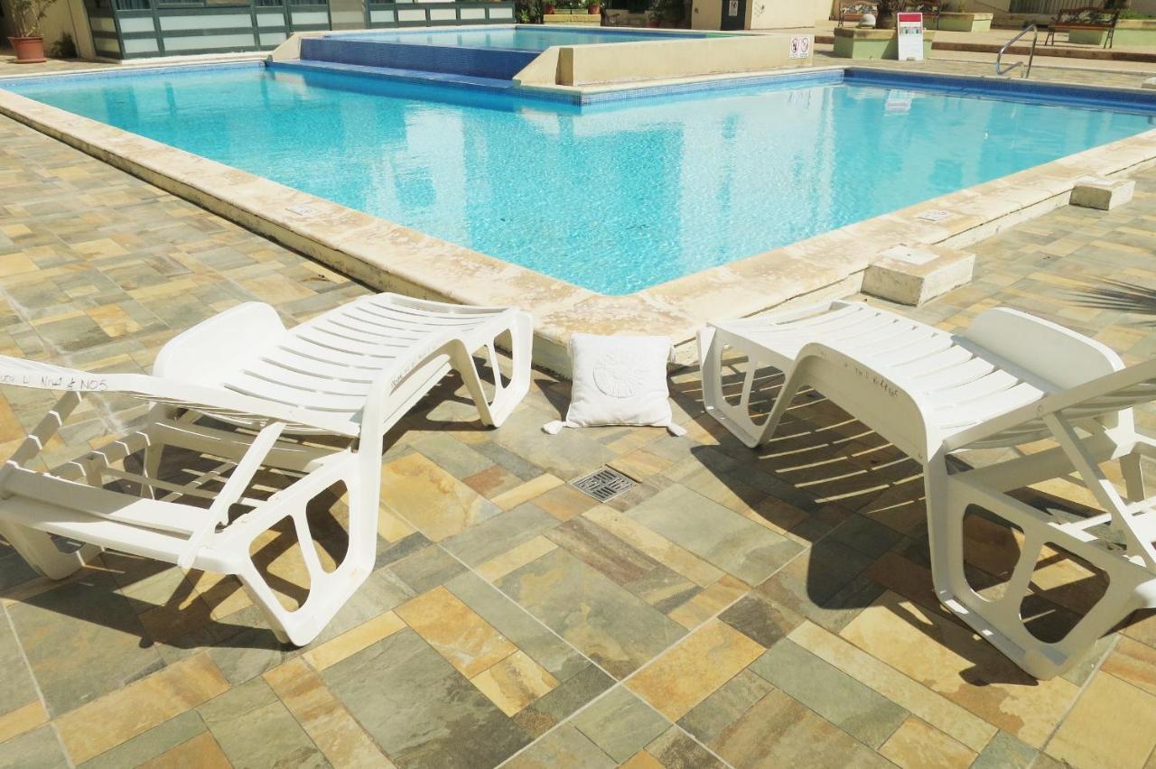 Stunning Penthouse Roof Terrace & Communal Swimming Pool St. Paul's Bay Dış mekan fotoğraf